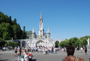 Lourdes_esplanade_Rosaire4